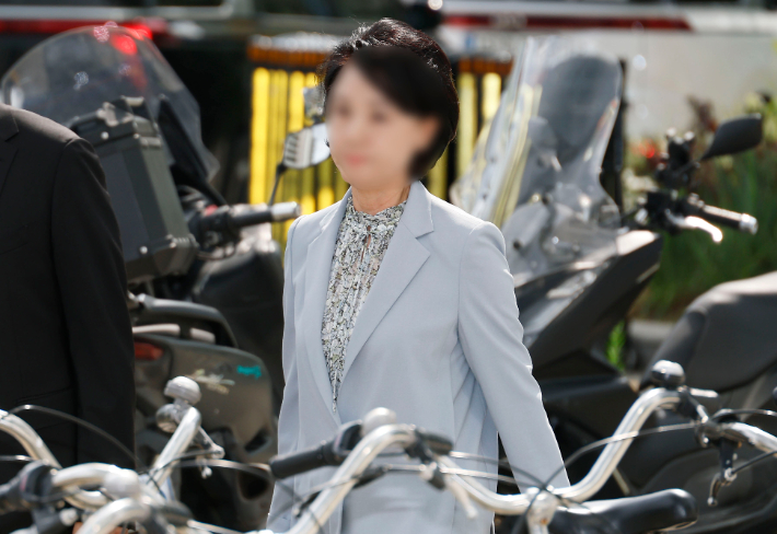 '통일교 2인자' 한학자 총재 전 비서실장, 특검에 출석…묵묵부답
