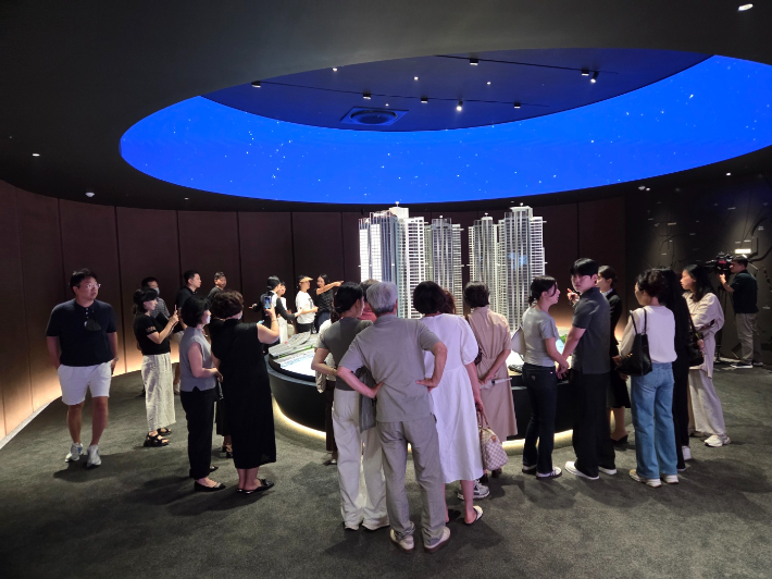 최근 부산에 하이엔드 아파트 분양이 잇달아 견본주택을 관람하는 수요자들.사진은 '써밋 리미티드 남천' 견본주택. 대우건설 제공