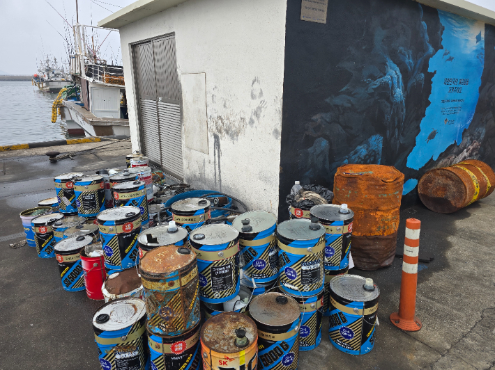 지난 7일 오전 살펴본 제주시 한림항 폐유보관시설. 시설 외부에 폐유통이 방치돼 있다. 이창준 기자