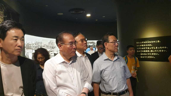 이개호 의원(더불어민주당 담양·함평·영광·장성)이 지난 6일부터 8일까지 국회 한·일의원연맹 차원에서 일본을 방문하여 원폭 투하 80주년을 맞아 개최된 '나가사키 원폭 한국인 희생자 위령제'에 참석해 한국인 피해자들의 넋을 기리고 추모했다. 이개호 의원실 제공 