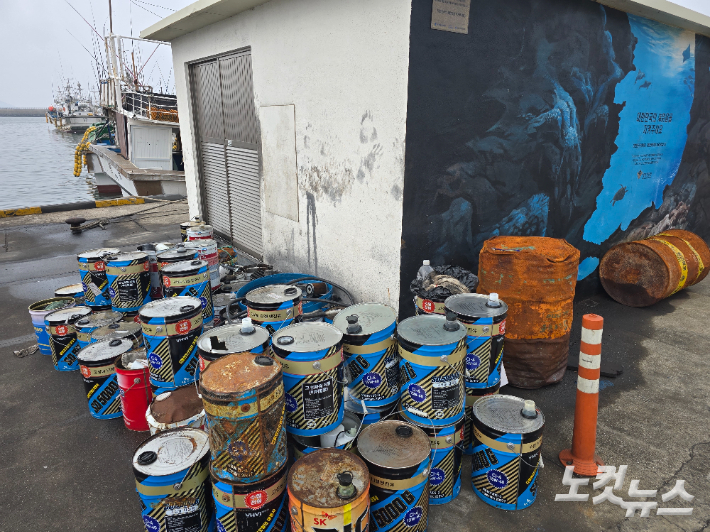 지난 7일 오전 살펴본 제주시 한림항 폐유보관시설. 시설 외부에 폐유통이 방치돼 있다. 이창준 기자