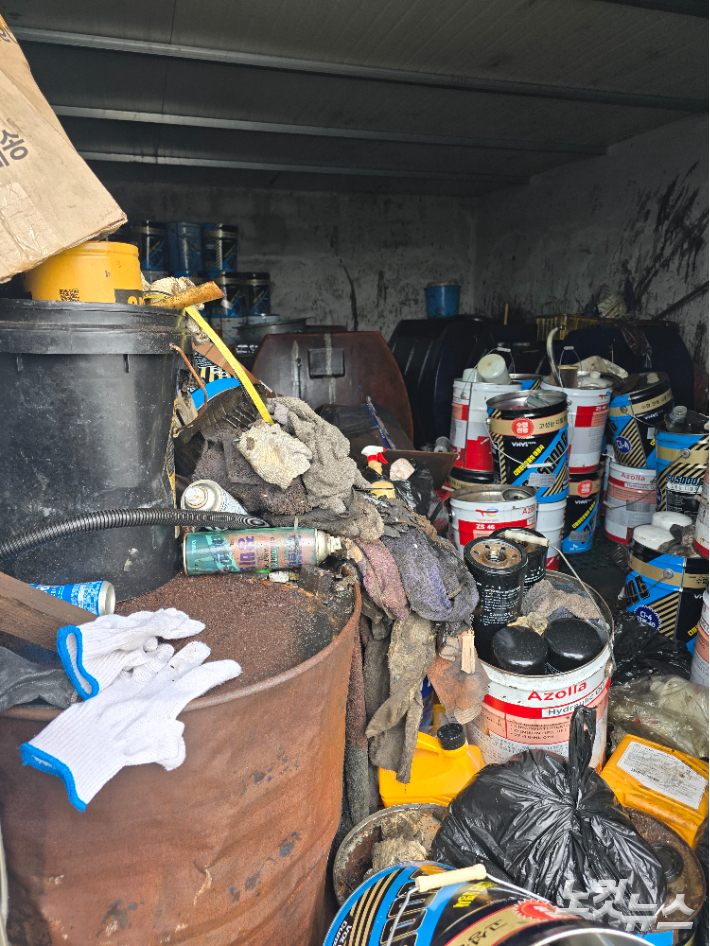 폐유보관시설 내부 모습. 폐유통과 온갖 쓰레기들이 뒤섞인 모습. 이창준 기자