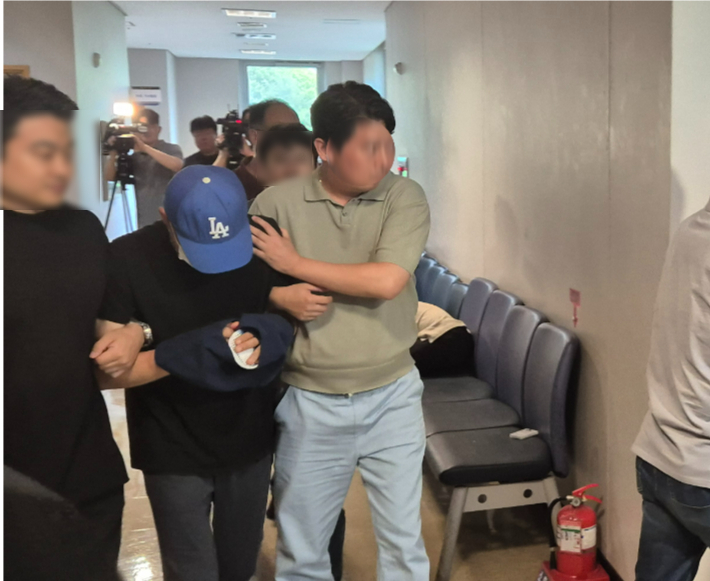 지난 6월 대구에서 헤어진 연인을 살해하고 도주했다가 나흘 만에 붙잡힌 윤정우가 대구지방법원 서부지원에서 열린 구속 전 피의자 심문을 받았다. 정진원 기자 