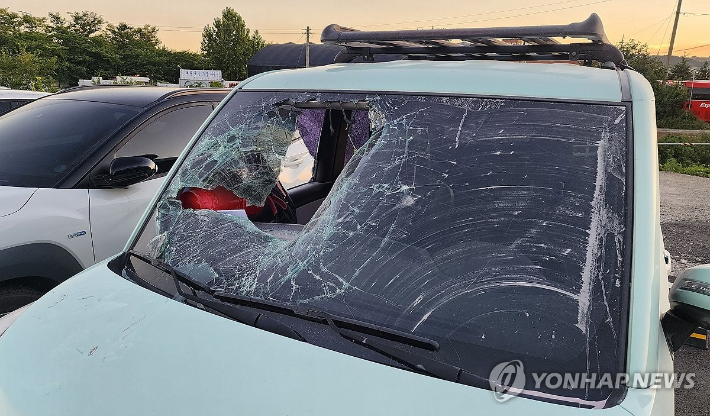 지난 7월 28일 울산 북구의 한 병원 주차장에서 30대 남성이 20대 여성에게 흉기를 휘두르고 도주를 시도하려 탑승한 차량 유리가 시민들에 의해 깨졌다. 연합뉴스 제공
