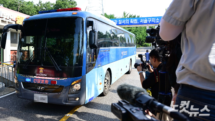 김건희 특검팀이 윤석열 전 대통령에 대한 체포영장 집행에 나섰지만 결국 무산돼 법무부 교정본부 차량이  빠져나오고 있다. 류영주 기자