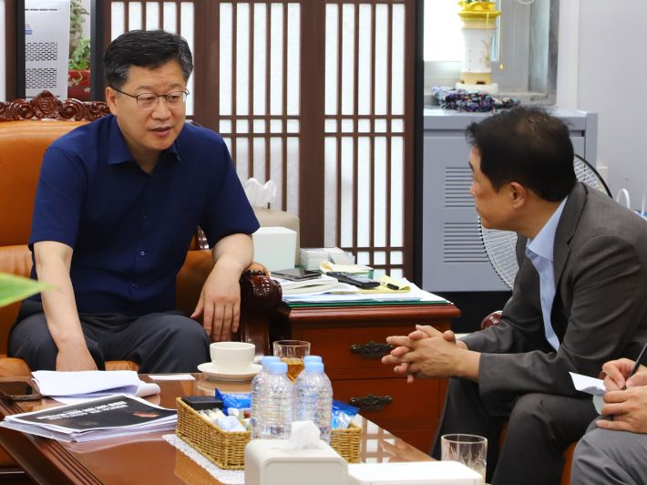 안호영 국회의원(왼쪽)이 지난 6일 국회에서 박연병 행정안전부 자치분권국장을 만나 전주-완주 통합과 관련한 대화를 하고 있다. 안호영 의원실 제공