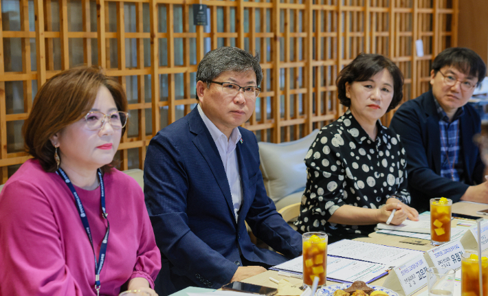 유정기 전북교육감 권한대행(왼쪽 두 번째)이 8일 고교학점제에 대한 정책 간담회에서 현장 교원들의 발언을 듣고 있다. 전북교육청 제공