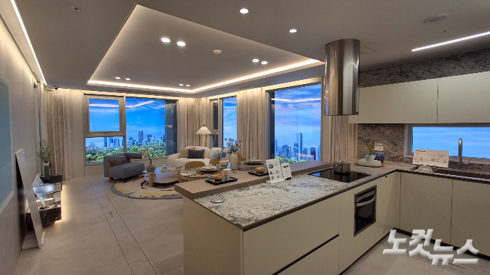 하이엔드 '써밋 서면 더뉴" 84 유니트. 마치 40평형대 유니트를 연상케 한다. 강민정 기자