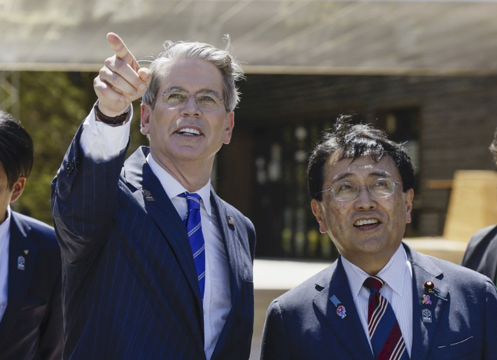 스콧 베선트 미 재무 장관(왼쪽)과 아카자와 료세이 일본 경제재생상. 연합뉴스