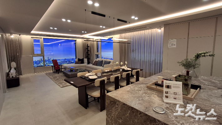 부산 '써밋 서면 더뉴' 견본주택에 마련된 147 유니트 거실. 강민정 기자