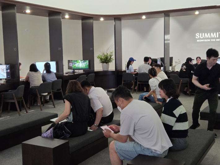 부산 '써밋 서면 더뉴' 견본주택에 대기하는 수요자들. 대우건설 제공