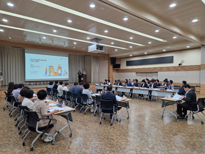 전남 여수시는 8일 시청 회의실에서 '여수형 기본소득(사회) 모델 수립 용역' 최종보고회를 개최했다. 여수시 제공