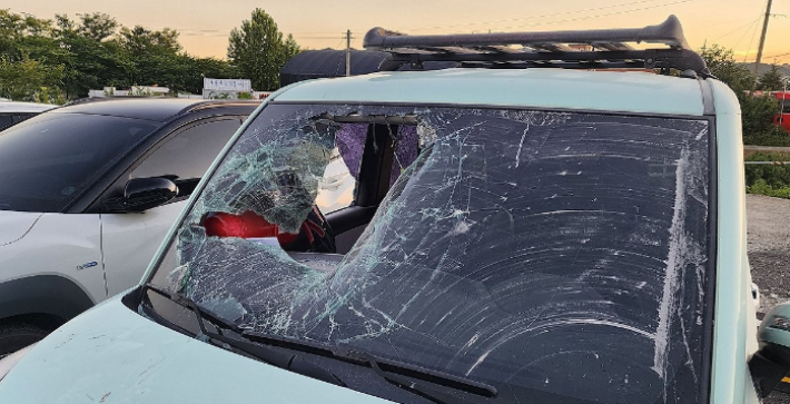 지난 7월 28일 울산 북구의 한 병원 주차장에서 30대 남성이 20대 여성에게 흉기를 휘두르고 도주를 시도하려 탑승한 차량 유리가 시민들에 의해 깨졌다. 연합뉴스
