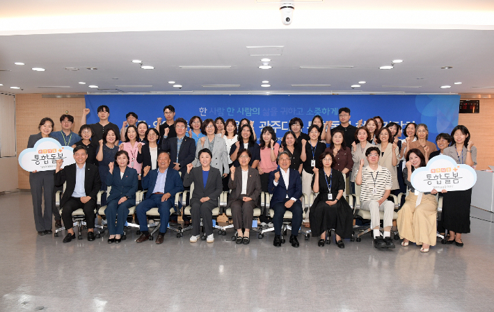 내년 3월 '의료·요양 등 지역돌봄 통합지원법'의 전국 시행을 앞두고 정은경 보건복지부 장관이 지난 6일 광주를 찾아 '광주다움 통합돌봄' 현장을 살펴봤다. 광주광역시 제공