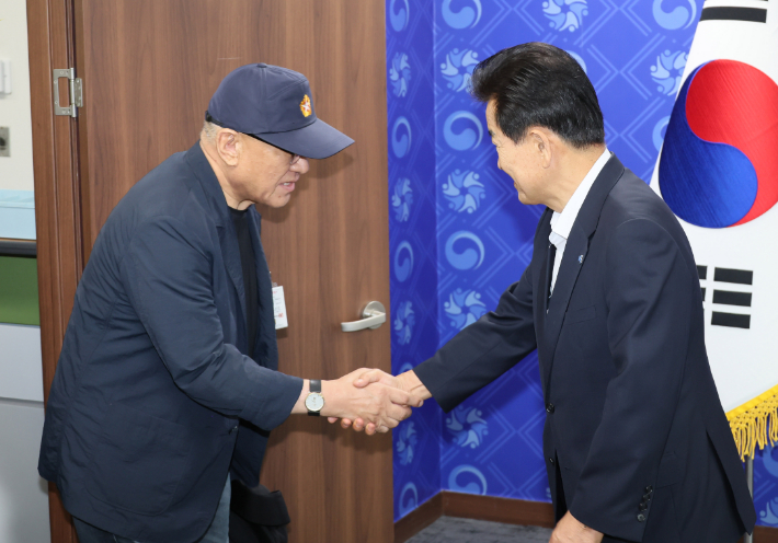 정동영 통일부 장관이 8일 서울 종로구 정부서울청사에서 전후납북자피해가족연합회 최성룡 이사장과 면담 전 악수하고 있다. 연합뉴스