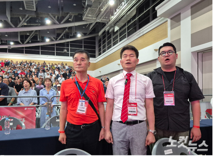 전 씨가 국민의힘 대구경북 합동연설회장에서 애국가를 부르고 있다. 김세훈 기자