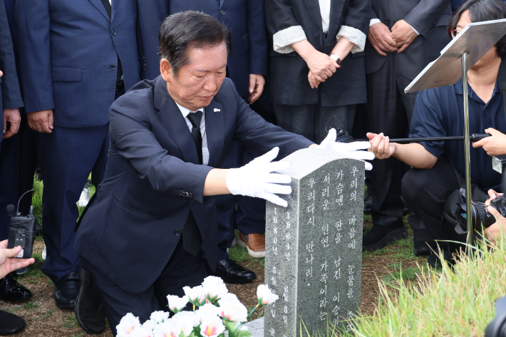 더불어민주당 정청래 대표가 8일 광주광역시 북구 국립 5·18민주묘지를 찾아 문재학 열사의 묘를 참배하고 있다. 연합뉴스