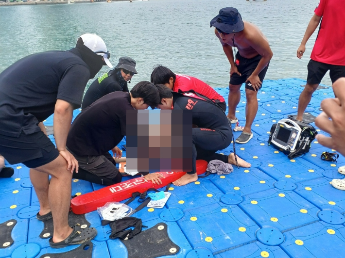 부산 서구 송도해수욕장에서 카약 체험을 하던 60대 남성이 물에 빠졌다 구조됐지만 끝내 숨졌다. 부산해양경찰서 제공