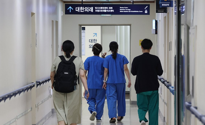 서울 시내의 한 대학병원에서 이동하는 의료진. 연합뉴스