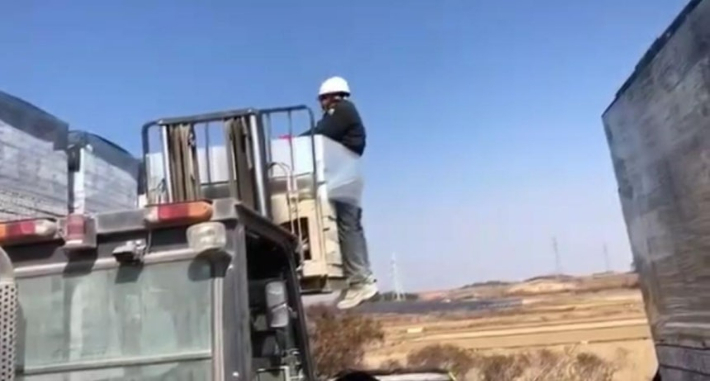 이주노동자 A 씨가 2월 26일 정오 전남 나주의 한 공장에서 화물에 결박당하고 지게차로 들어 올려지는 상황. 전남이주노동자인권네트워크 제공