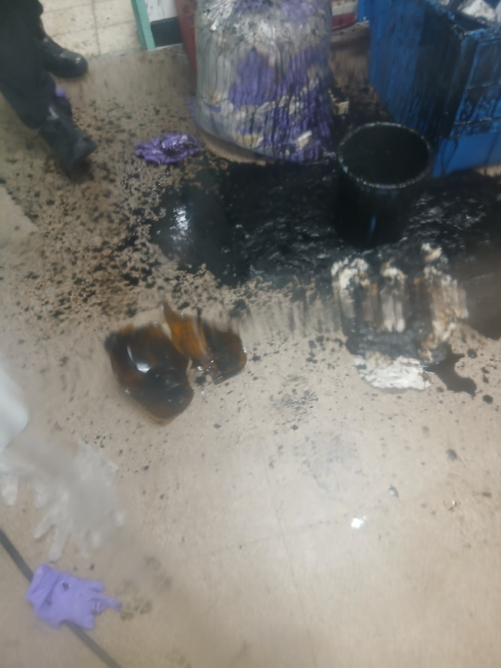 8일 오후 4시 7분쯤 전북 전주시 덕진구의 전북대학교 반도체연구소에서 황산이 누출됐다. 전북소방본부 제공