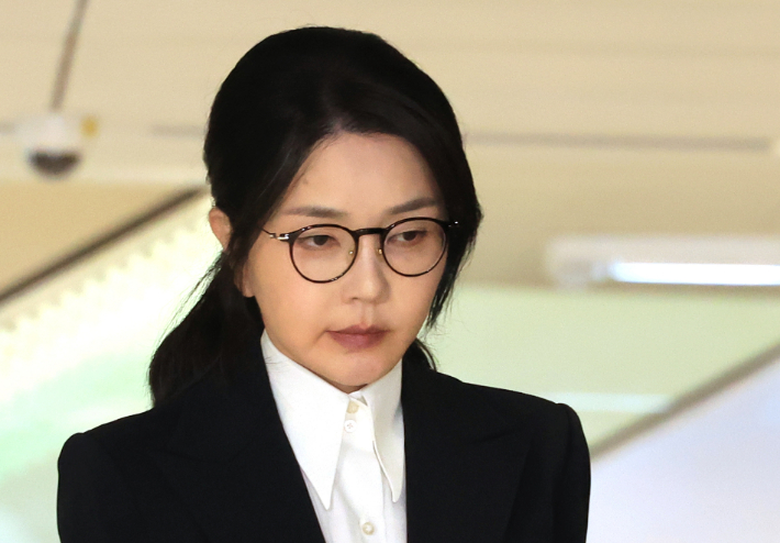'억대 수표 인출' 주가조작 물증 제시한 특검…김건희 "기억 안나"