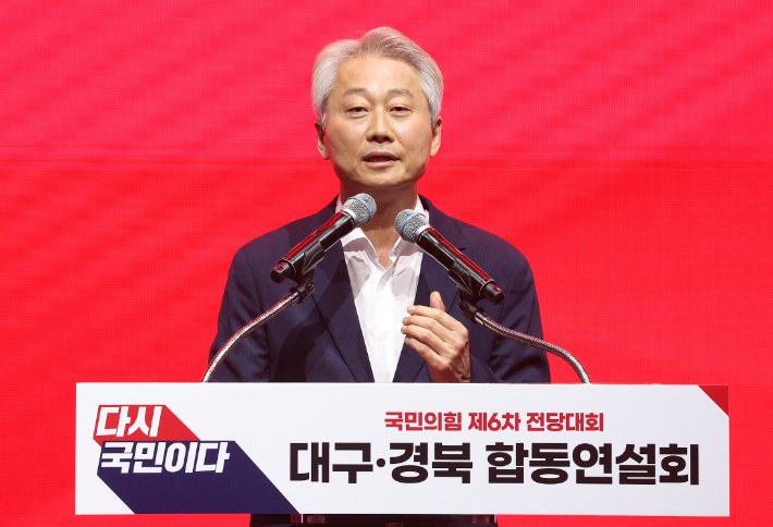 국민의힘 김근식 최고위원 후보가 8일 대구 북구 엑스코에서 열린 국민의힘 제6차 전당대회 대구·경북 합동연설회에서 정견 발표를 하고 있다. 연합뉴스
