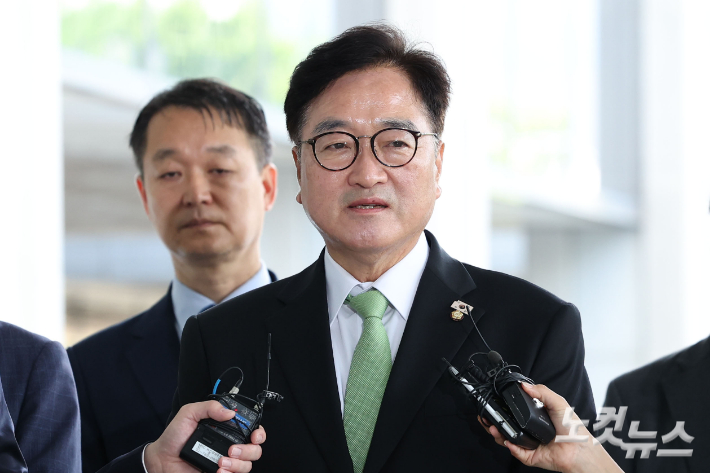 우원식 국회의장이 지난 7일 서울 서초구 서울고등검찰청에 마련된 내란특검 사무실에 12·3 비상계엄 당시 국민의힘 등이 국회 계엄 해제 요구한 표결을 방해했다는 의혹과 관련해 참고인 조사를 받기 위해 출석하는 모습. 류영주 기자