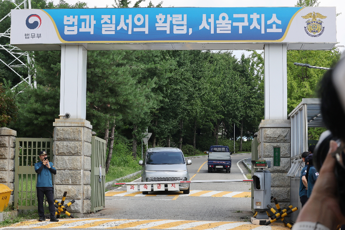 김건희특검팀, 윤 전 대통령 체포 무산     (의왕=연합뉴스) 임화영 기자 = 김건희 여사 관련 의혹을 수사하는 민중기 특별검사팀이 7일 윤석열 전 대통령의 체포에 실패한 뒤 경기도 의왕시 서울구치소를 나서고 있다. 2025.8.7     hwayoung7@yna.co.kr (끝)   <저작권자(c) 연합뉴스, 무단 전재-재배포, AI 학습 및 활용 금지> 연합뉴스