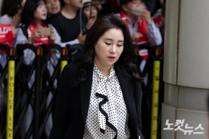 내란 우두머리 혐의, 직권남용 권리행사방해 혐의 사건으로 기소된 윤석열 전 대통령의 변호인단인 김계리 변호사 19일 오전 서울 서초구 중앙지법으로 이동하고 있다. 사진공동취재단