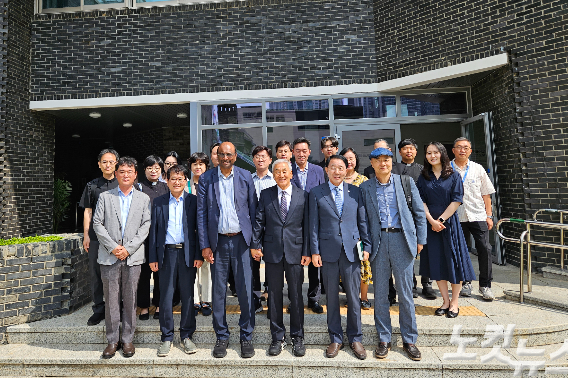 8일, 서울 용산구 민주화운동기념관을 방문한 WCC 제리 필레이 총무와 방문단.