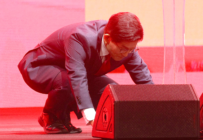 큰절하는 김문수 당대표 후보     (대구=연합뉴스) 윤관식 기자 = 국민의힘 김문수 당대표 후보가 8일 대구 북구 엑스코에서 열린 국민의힘 제6차 전당대회 대구·경북 합동연설회에서 정견 발표 중 당원에게 큰절하고 있다. 2025.8.8     psik@yna.co.kr (끝)   <저작권자(c) 연합뉴스, 무단 전재-재배포, AI 학습 및 활용 금지> 연합뉴스