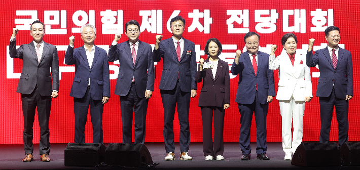 단체사진 촬영하는 국민의힘 최고위원 후보들     (대구=연합뉴스) 윤관식 기자 = 국민의힘 최고위원 선거에 출마한 김민수·김근식·신동욱·손범규·최수진·김재원·양향자·김태우(왼쪽부터) 후보가 8일 대구 북구 엑스코에서 열린 국민의힘 제6차 전당대회 대구·경북 합동연설회에서 단체 사진 촬영을 하고 있다. 2025.8.8     psik@yna.co.kr (끝)   <저작권자(c) 연합뉴스, 무단 전재-재배포, AI 학습 및 활용 금지> 연합뉴스