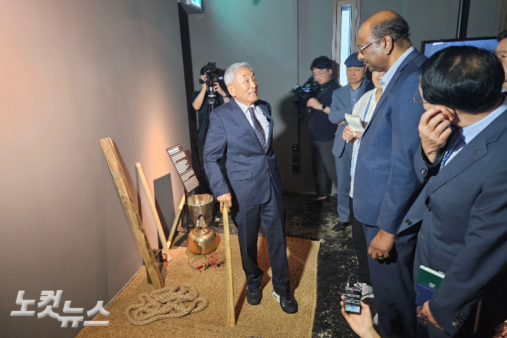 민주화운동기념사업회 이재오 이사장이 제리 필레이 총무에게 당시 남영동 대공분실에서 자행된 고문과 자신이 실제로 겪었던 고초를 설명하고 있다.