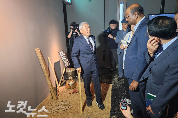 민주화운동기념사업회 이재오 이사장이 제리 필레이 총무에게 당시 남영동 대공분실에서 자행된 고문과 자신이 실제로 겪었던 고초를 설명하고 있다.