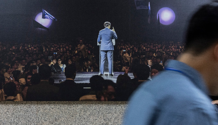 조국 전 대표 사면 대상자 포함, 여야 입장차 뚜렷     (서울=연합뉴스) 황광모 기자 = 이재명 정부 출범 후 처음으로 열린 법무부 사면심사위원회가 올해 광복절 특별사면 명단에 조국혁신당 조국 전 대표와 아내 정경심 전 동양대 교수를 포함한 것으로 알려지면서 국민의힘을 중심으로 한 야권의 비판 기류가 높아지고 있다.      반면 민주당은 조 전 대표 사면에 대해 공식적인 입장을 표명하지 않고 여론을 주시하는 모습이고, 조국혁신당도 침묵을 유지하고 있다.      조 전 대표에 대한 사면 결정은 다음 주 있을 대통령 주재 국무회의에서 결정될 예정이다.     사진은 8일 국회 내 조국혁신당 사무실 앞에 걸린 조국 전 대표 사진의 모습. 2025.8.8     hkmpooh@yna.co.kr (끝)   <저작권자(c) 연합뉴스, 무단 전재-재배포, AI 학습 및 활용 금지> 연합뉴스