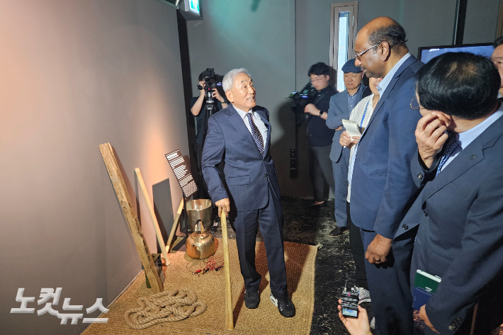 민주화운동기념사업회 이재오 이사장이 제리 필레이 총무에게 당시 남영동 대공분실에서 자행된 고문과 자신이 실제로 겪었던 고초를 설명하고 있다.