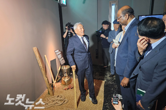 민주화운동기념사업회 이재오 이사장이 제리 필레이 총무에게 당시 남영동 대공분실에서 자행된 고문과 자신이 실제로 겪었던 고초를 설명하고 있다.