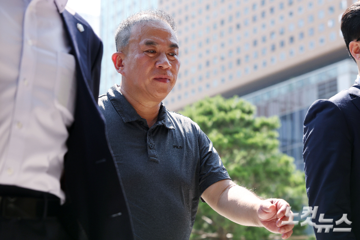 공천개입 의혹을 받는 '정치 브로커' 명태균씨가 지난 1일 오전 서울 종로구에 마련된 김건희 특검팀(특별검사 민중기) 사무실로 조사를 받기 위해 출석하고 있다. 류영주 기자