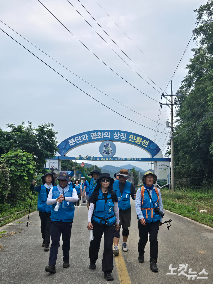 9일 2025 통일걷기 참가자들이 민통선 내부로 들어왔다. 백담 기자