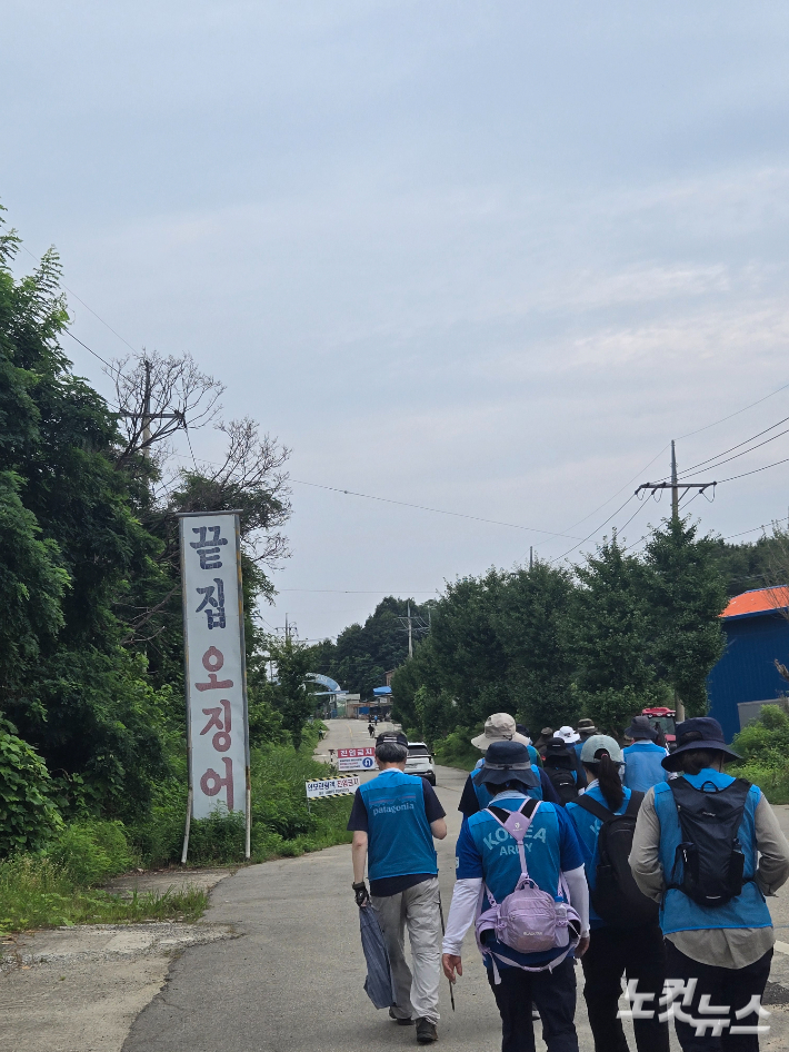 9일 강원도 고성군 제진검문소 앞 끝집 오징어 간판이 눈에 띈다. 백담 기자