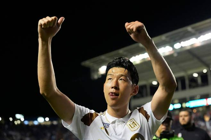 손흥민이 10일(한국 시각) 시카고와 원정에서 MLS 데뷔전을 치른 뒤 관중을 향해 두 팔을 올려 인사하고 있다. 연합뉴스