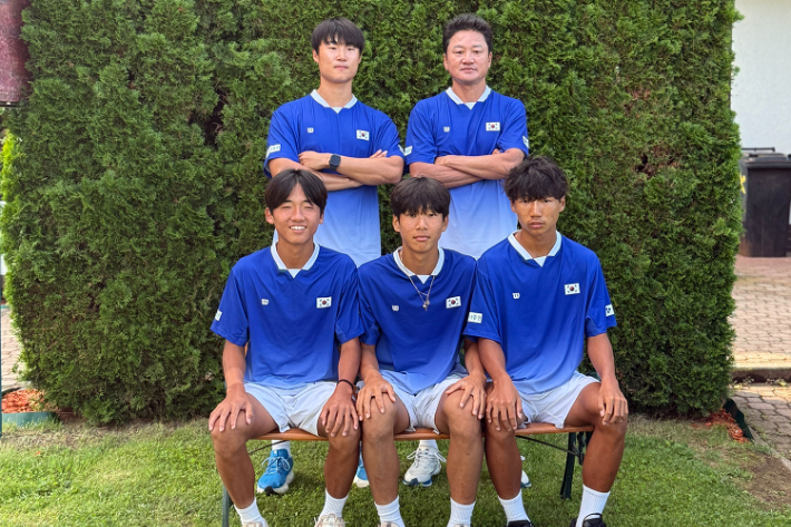 남자 테니스 14세 이하 대표팀 임준우 트레이너(위 왼쪽부터 시계 방향), 윤용일 감독, 김건호, 김시윤, 장준서. 대한테니스협회