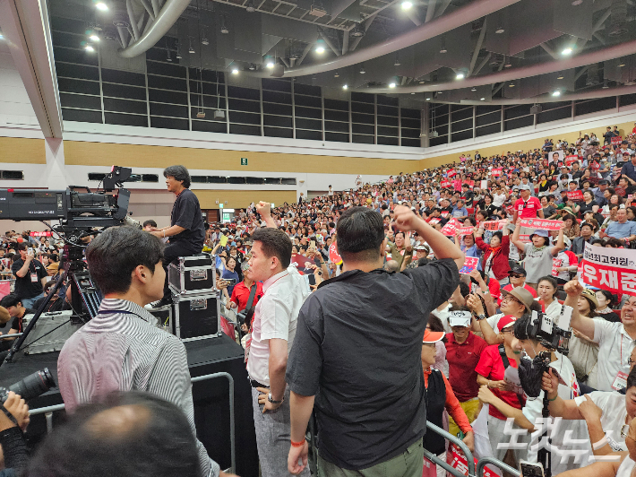 8일 대구 엑스코에서 열린 국민의힘 전당대회 대구경북 합동연설회장에서 전한길 씨가 주먹을 불끈 쥐고 배신자 구호를 하고 있다. 김세훈 기자