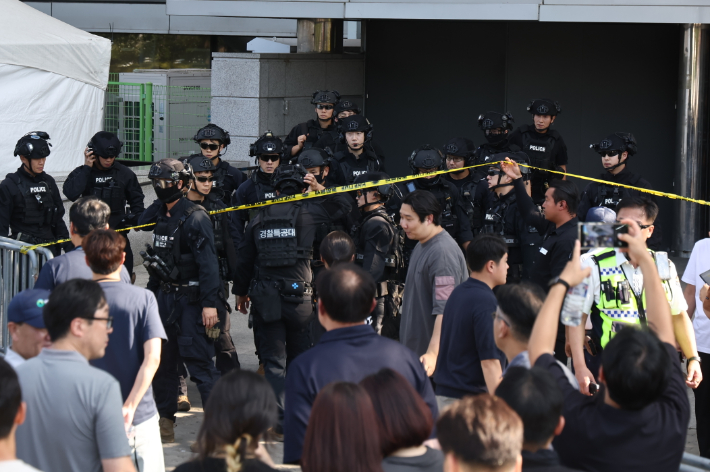 10일 서울 올림픽공원 KSPO돔(올림픽체조경기장)에서 폭발물 설치 신고가 접수된 가운데 수색을 마친 특공대가 이동하고 있다. 연합뉴스