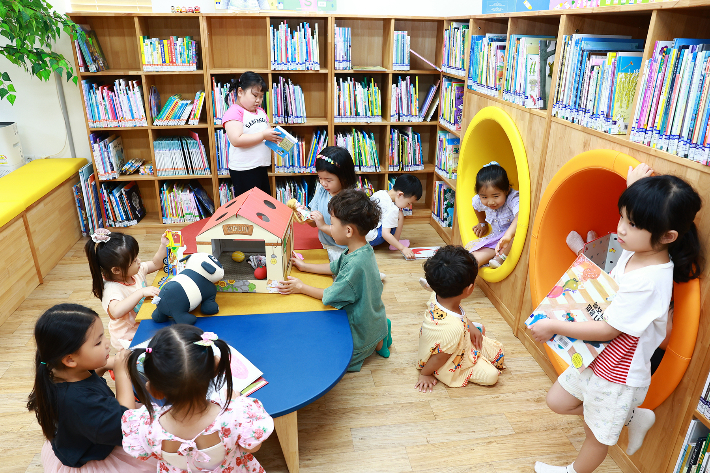 KB후원 작은도서관 조성사업을 통해 새롭게 단장한 기성작은도서관. 울진군 제공