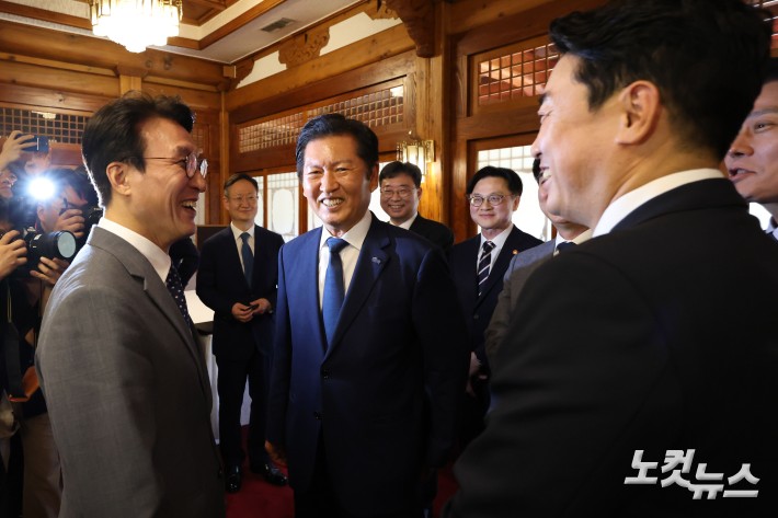 김민석 국무총리와 정청래 더불어민주당 대표, 강훈식 대통령 비서실장이 10일 오후 서울 종로구 삼청동 총리공관에서 열린 고위당정협의회에서 대화를 나누고 있다.