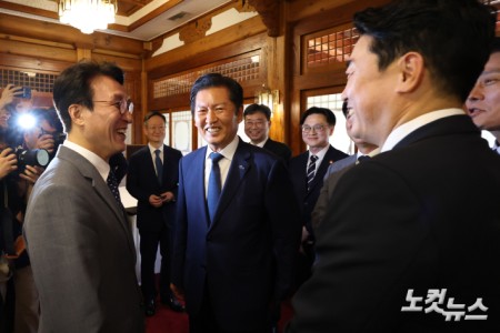 김민석 국무총리와 정청래 더불어민주당 대표, 강훈식 대통령 비서실장이 10일 오후 서울 종로구 삼청동 총리공관에서 열린 고위당정협의회에서 대화를 나누고 있다.