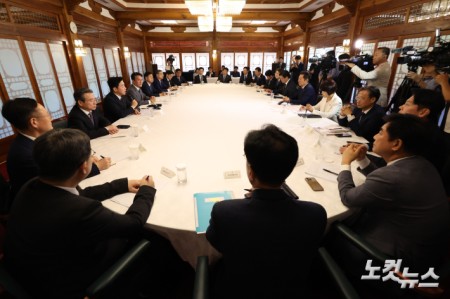 강훈식 대통령실 비서실장이 10일 오후 서울 종로구 삼청동 총리공관에서 열린 고위당정협의회에 참석해 모두발언을 하고 있다.