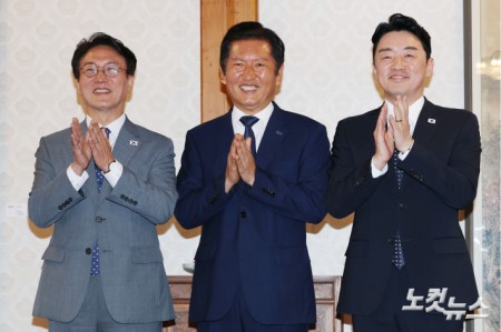 김민석 국무총리와 정청래 더불어민주당 대표, 강훈식 대통령 비서실장이 10일 오후 서울 종로구 삼청동 총리공관에서 열린 고위당정협의회에서 기념촬영을 하고 있다.